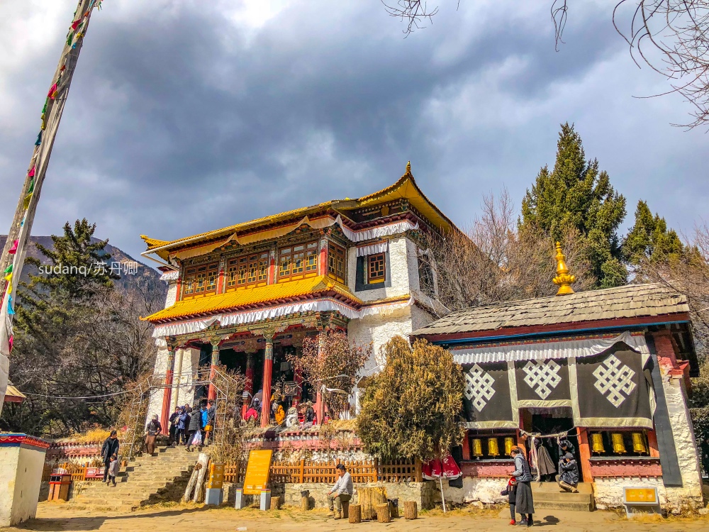 措宗寺,位于林芝巴松措湖心岛上.这座寺庙的建造时间据考证于唐末|巴