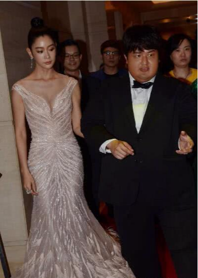 李成敏今年32岁,或许是因为事业还没有稳定,她并没有急着找男朋友