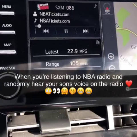 库妈在车内听关于库兹马的广播