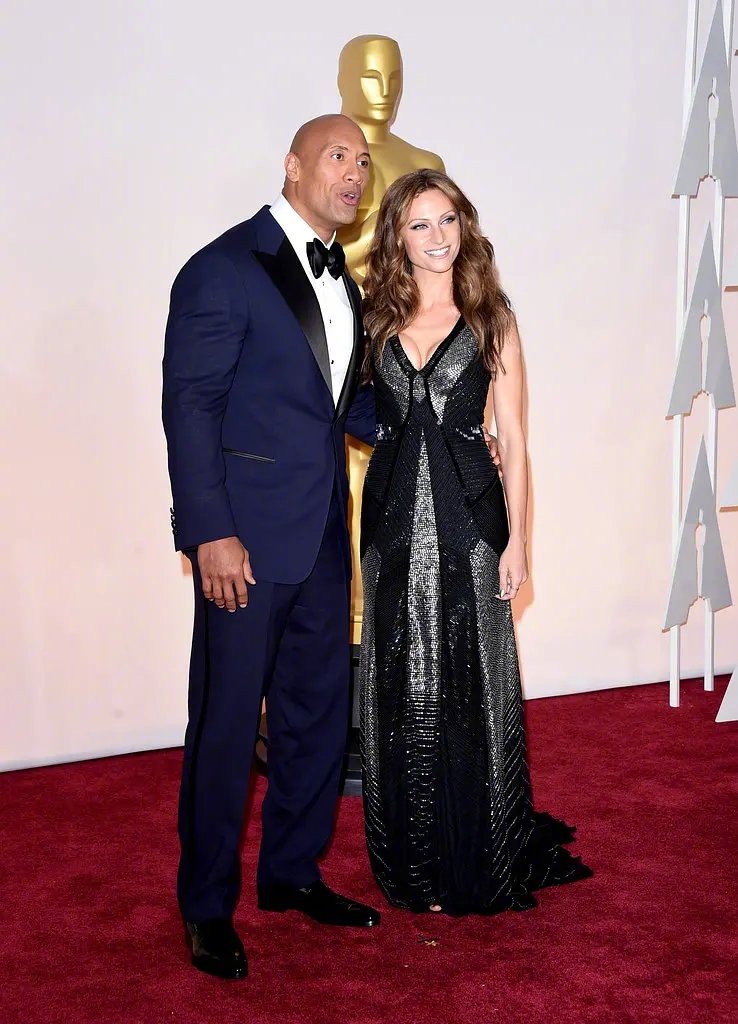 幸福美满!道恩·强森和女友劳伦·哈希安在夏威夷结婚啦