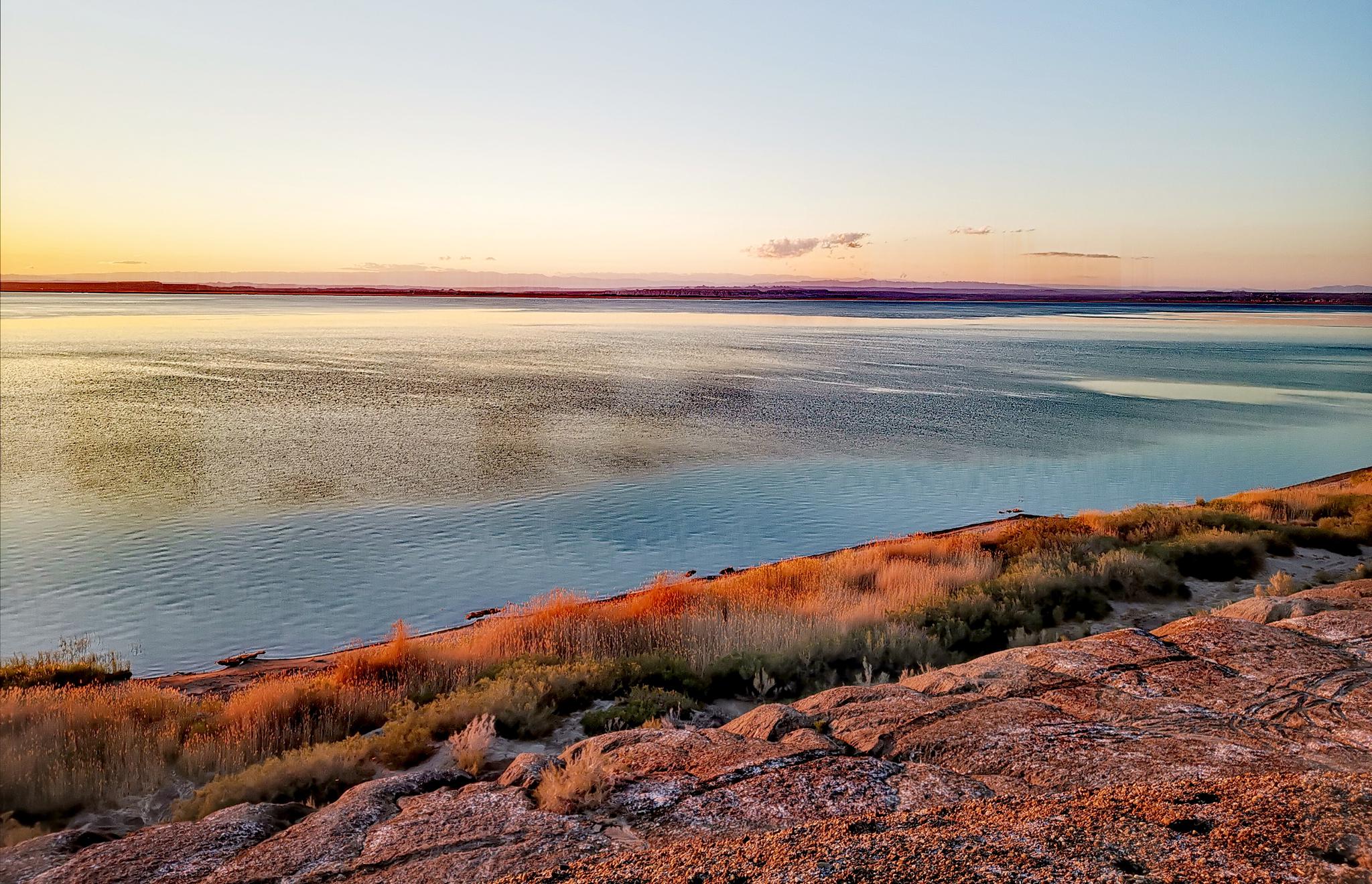 昨天晚上10点,在艾里克湖欣赏了这里的夕阳