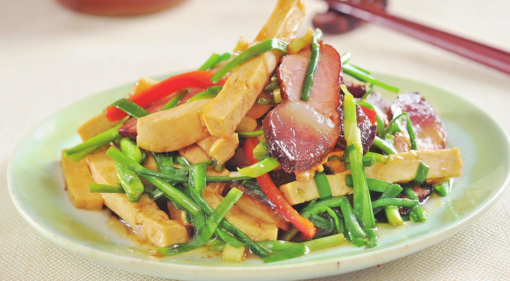 韭菜的鲜更衬出腊肉的香素鸡使这道菜营养更均衡全家人都爱吃