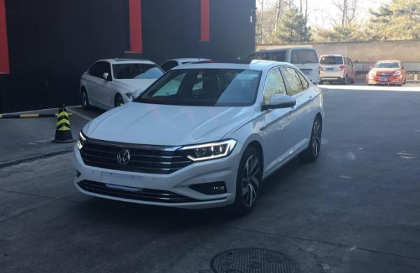 19款大众速腾到店实拍,比宝马3系还长,又要排队买了