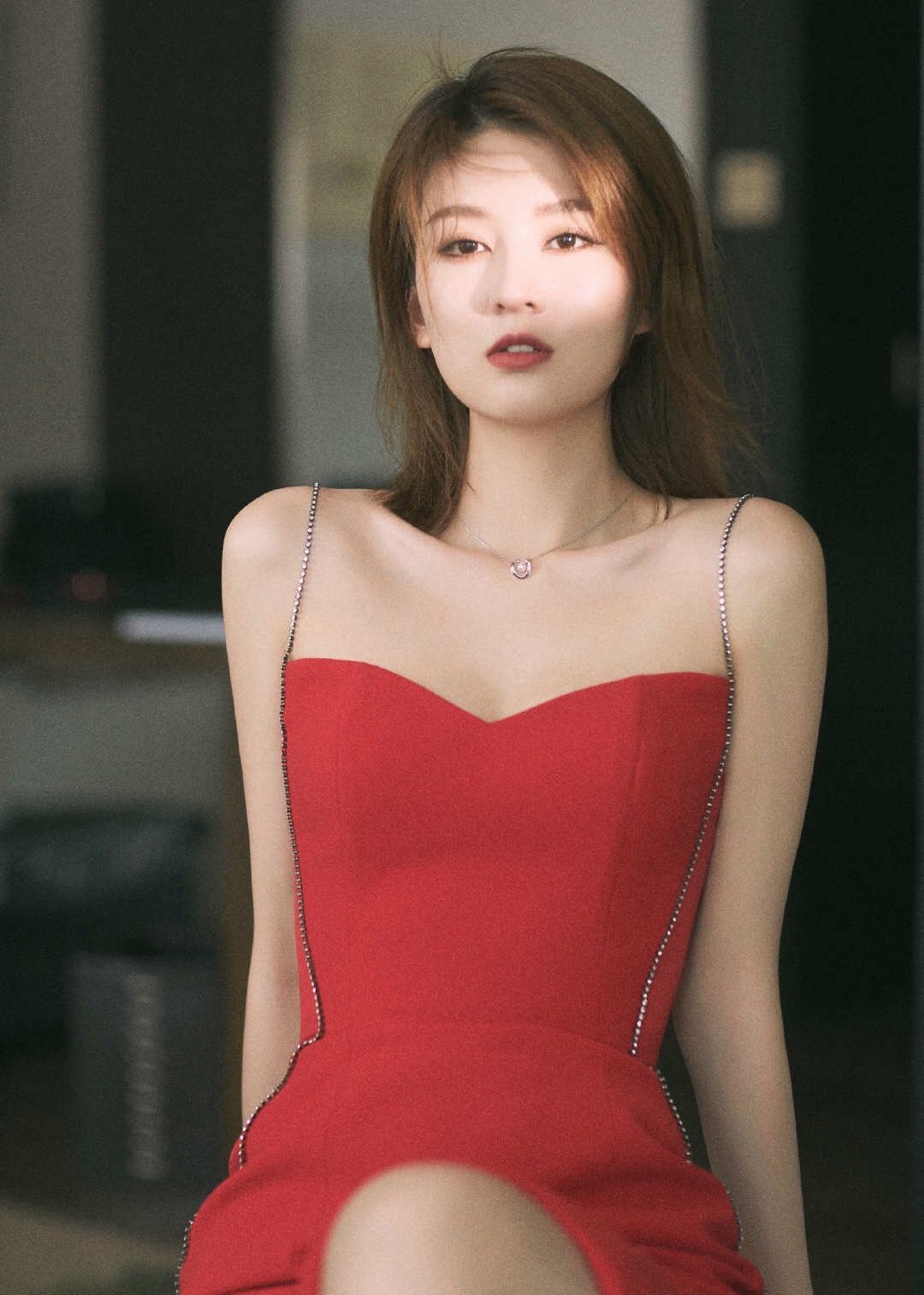 乔欣复古红色吊带裙太惊艳了 好看好看妩媚性感