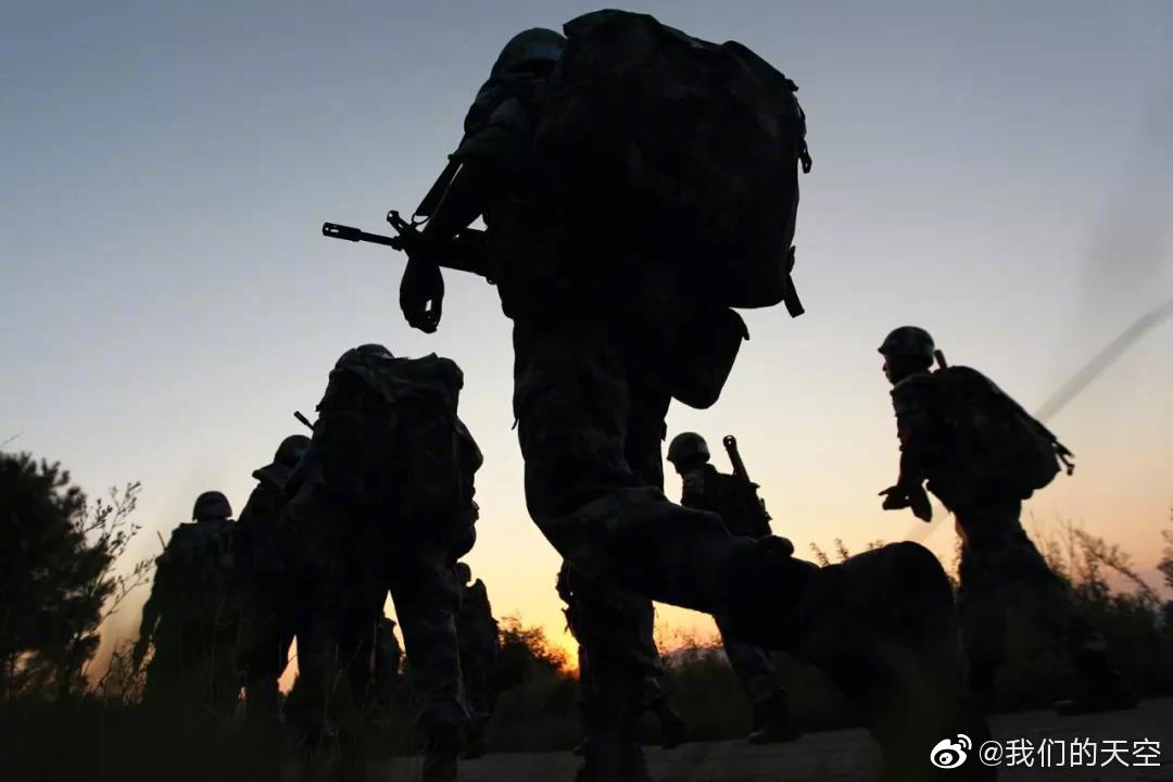 一派繁华美好景象的背后有一群人一直在默默守护