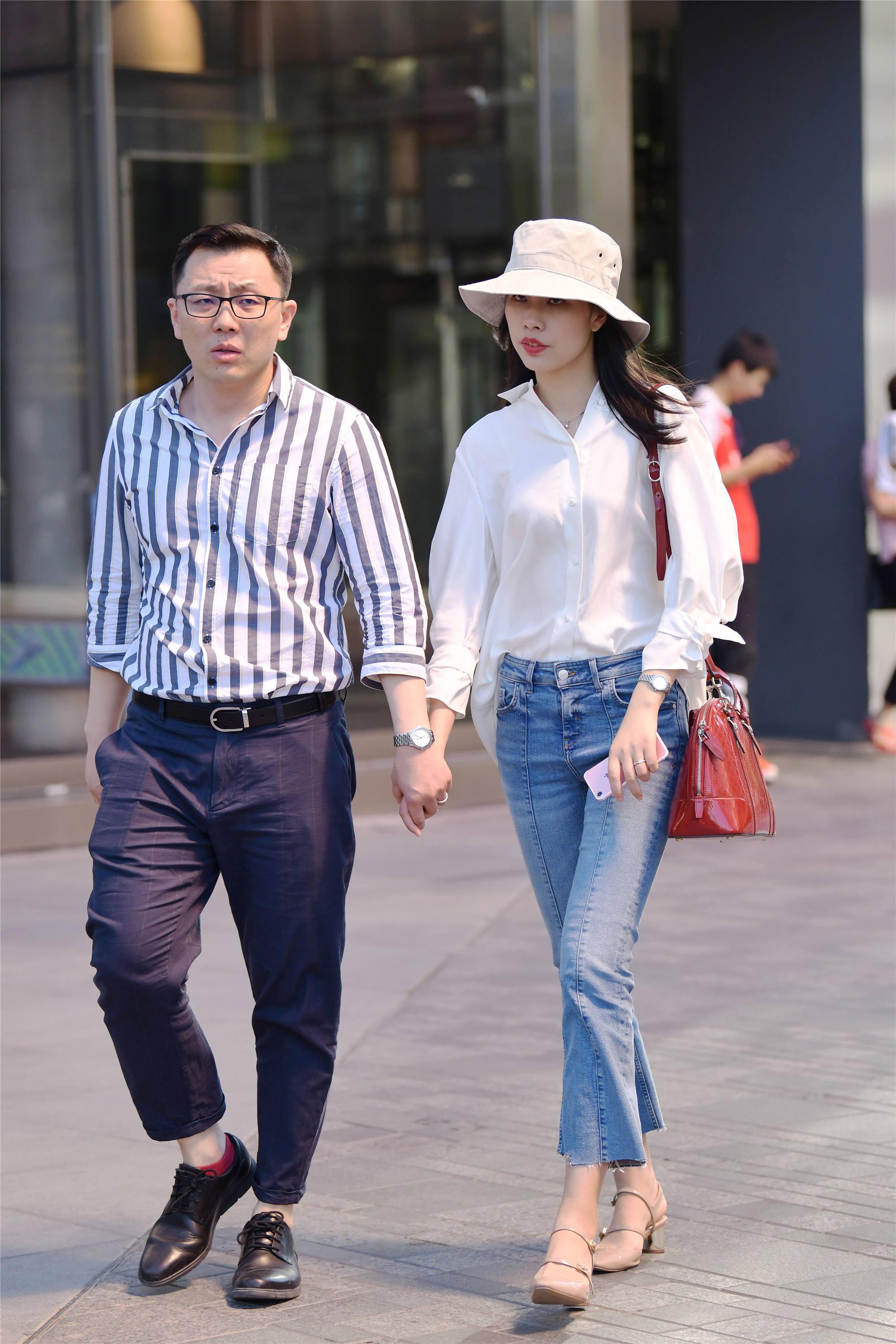 百搭的牛仔裤,夏季逛街也可以搭配出时尚优雅的效果