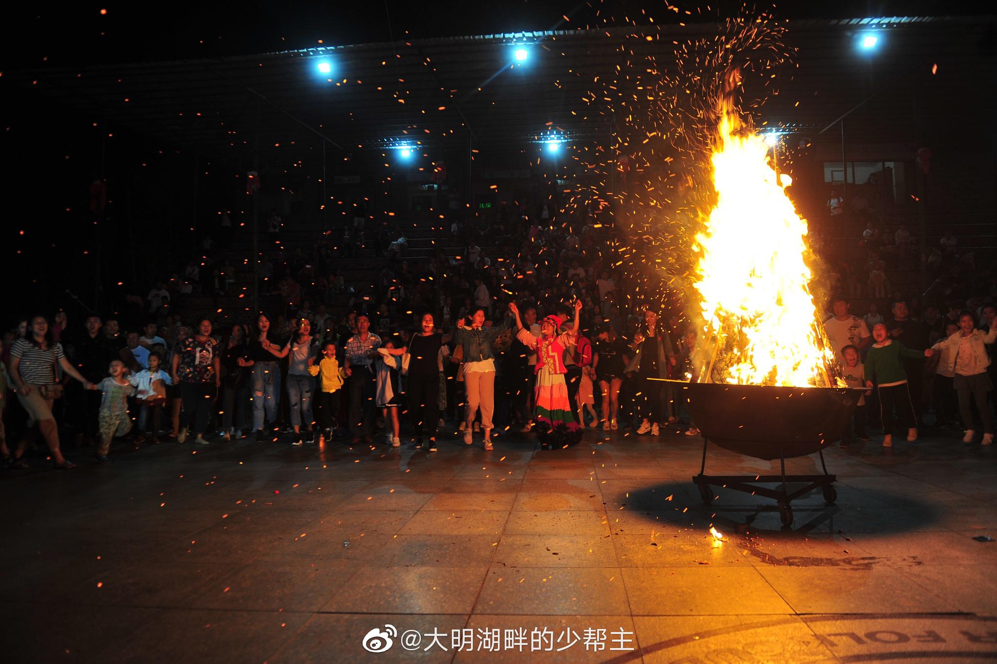 "泉城夜宴"业态不断丰富,九顶塔篝火晚会在持续上演,且推出夜场特价票