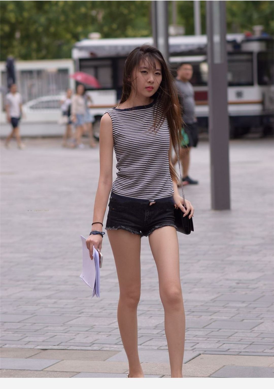 美女街拍:温婉可人的小姐姐,小背心搭配时尚热裤,性感十足