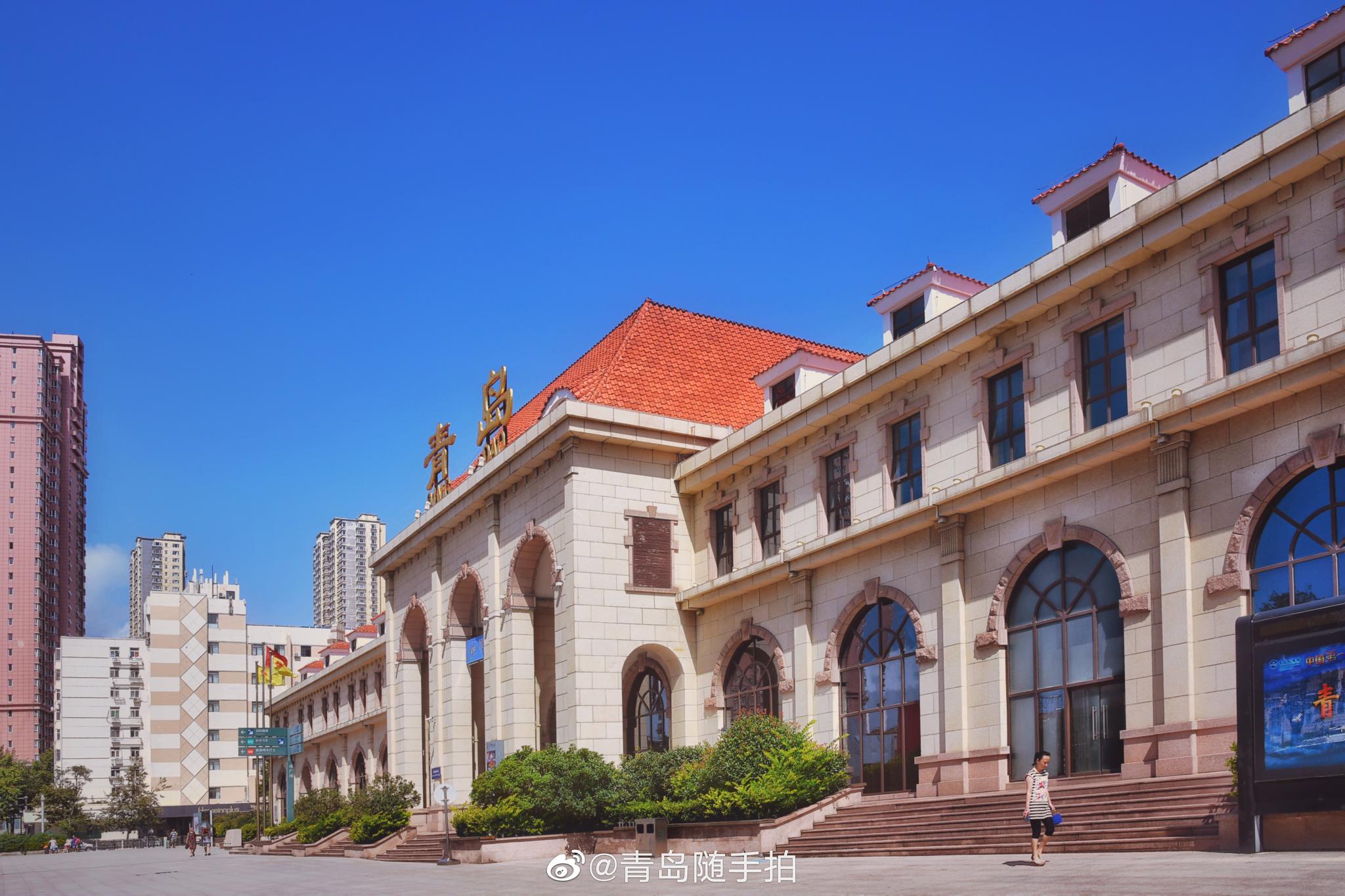 青岛火车站,来青岛旅游的起点,亦是终点.想到一句很有意思的话