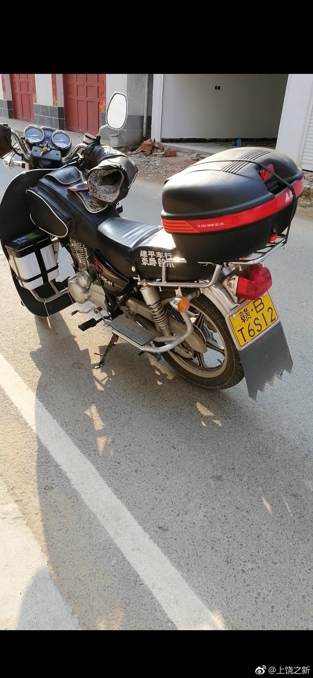 骑赣b牌照摩托车男子在上饶四处兜售假蜂蜜