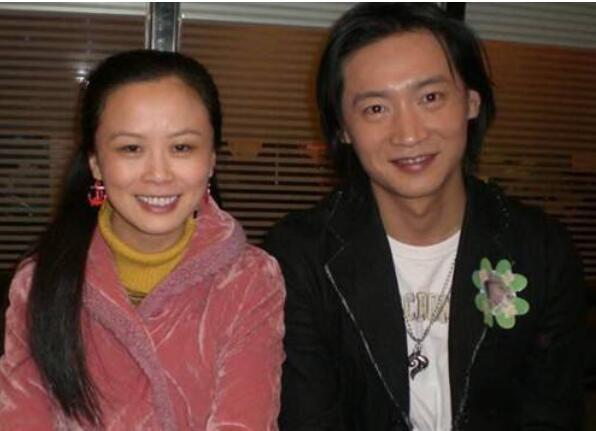 蔡少芬晒几十年闺蜜合影,洪欣儿子都要出道了,陈法蓉却一直单身