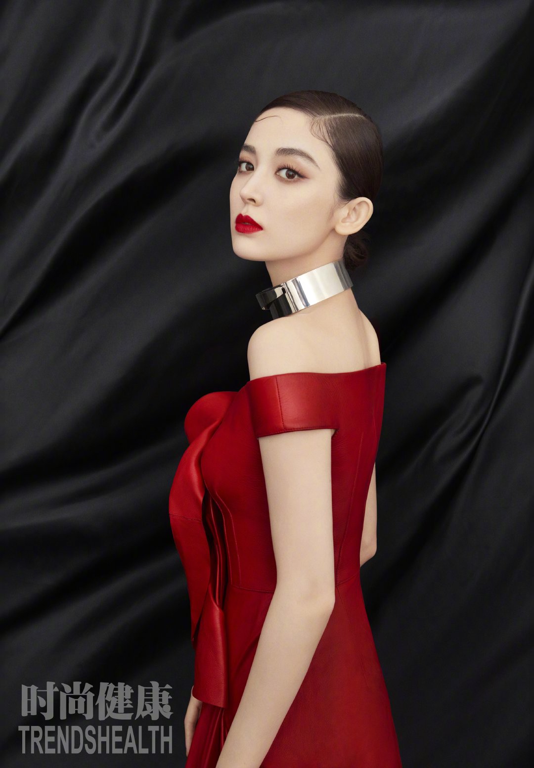 古丽娜扎一袭alexandermcqueen红色露肩长裙登封时尚健康九月刊