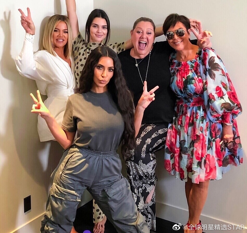 肯达尔詹娜分享复活节卡戴珊家族的全家福