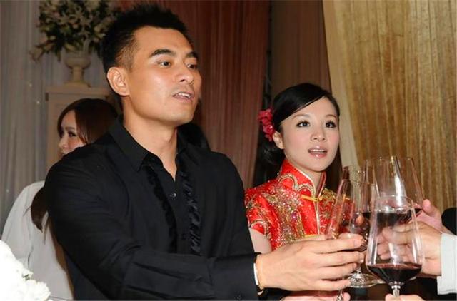 他和小10岁娇妻因戏生情5年生下两个儿子现今家庭事业双丰