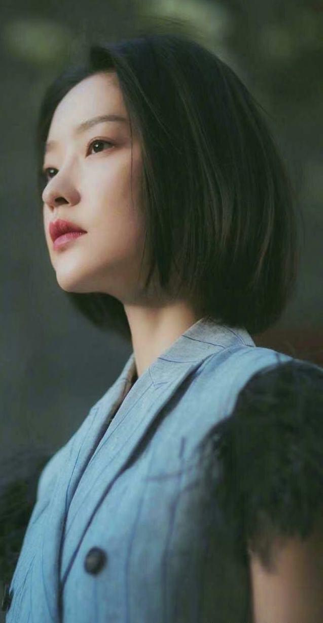 超模杜鹃除了衣品好,还赢在气质清冷,靠的就是一张"花瓣唇"!