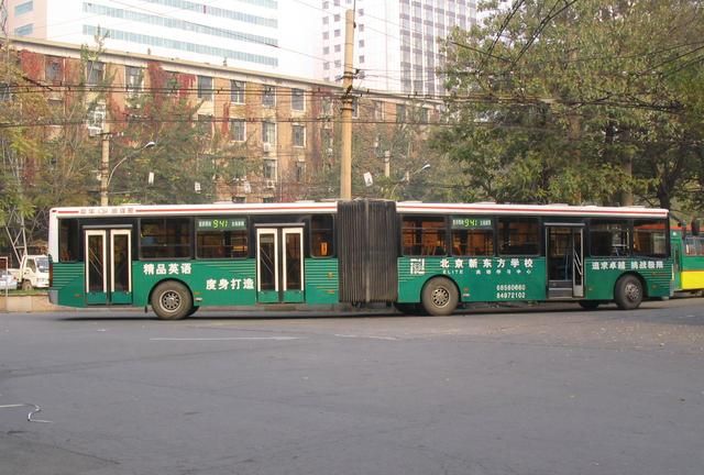 2004年11月,电车保养场的941京华巡洋舰bk6180b型公交车.
