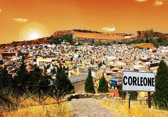 和整个西西里岛一样, 柯里昂镇很多反抗组织,秘密社团在缺少了斗争