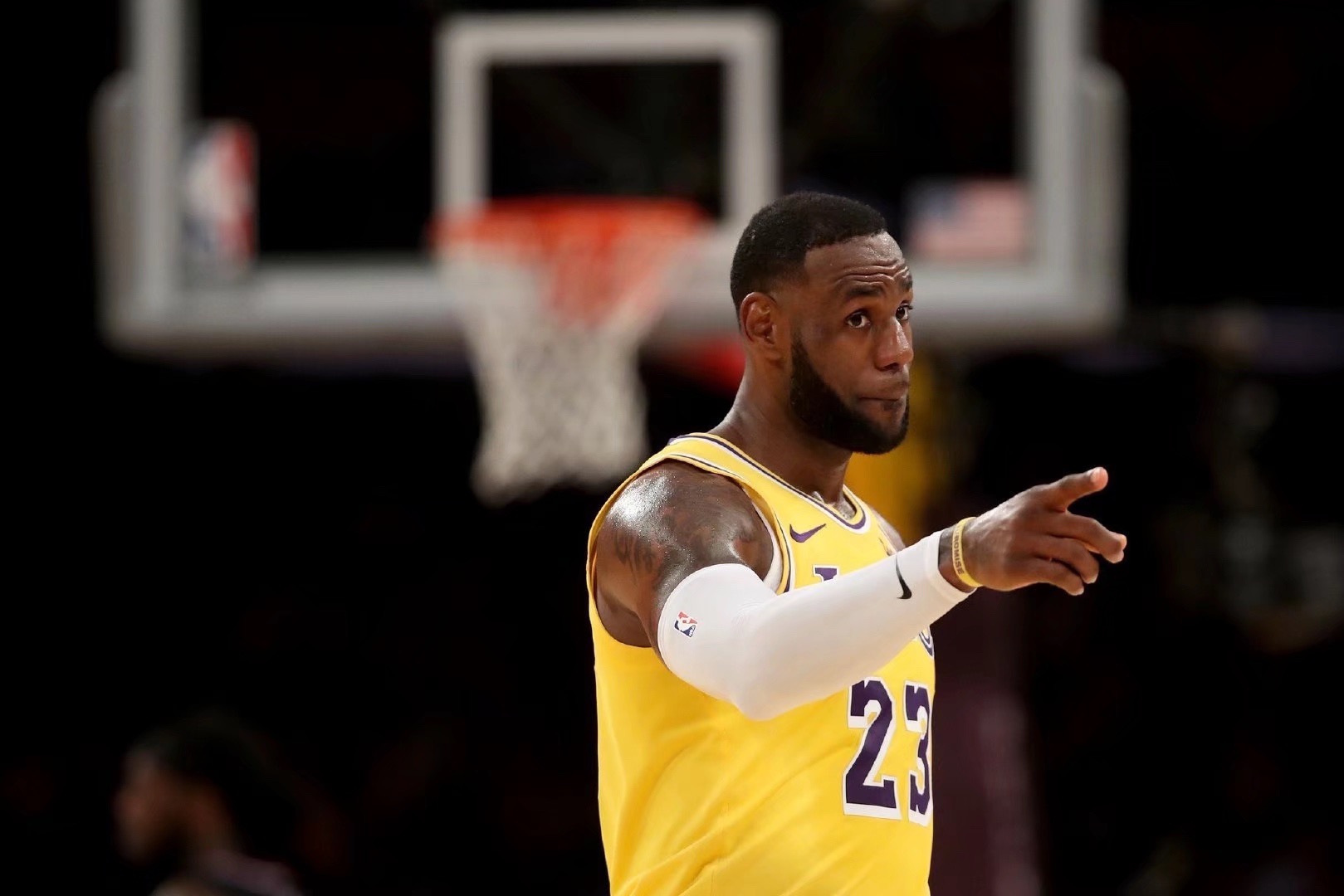 据雅虎记者chris haynes报道|雅虎|湖人|詹姆斯_新浪新闻