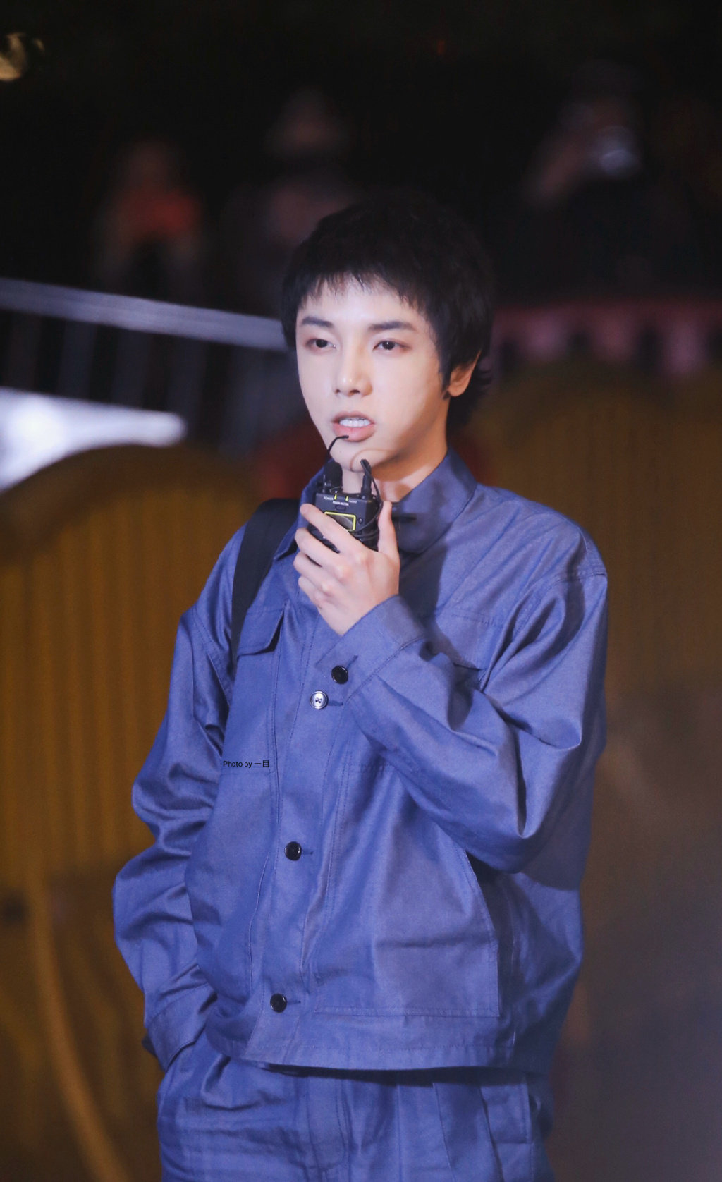 华晨宇一身蓝色工装造型展尽他个性洒脱朴实的精神.