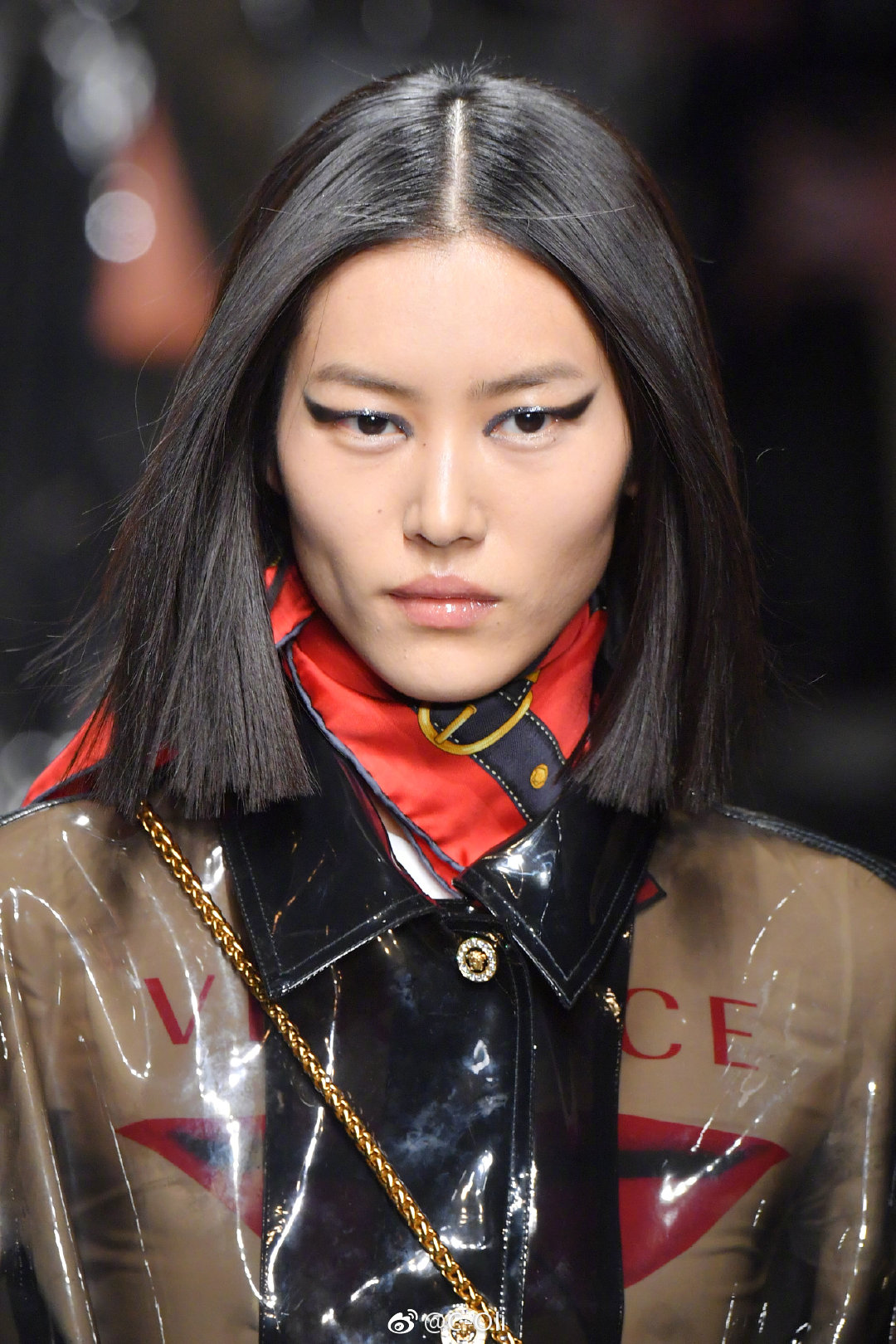 刘雯 for Versace Menswear F/W 2019 || 早起一组九宫图|刘雯|秀场_新浪新闻