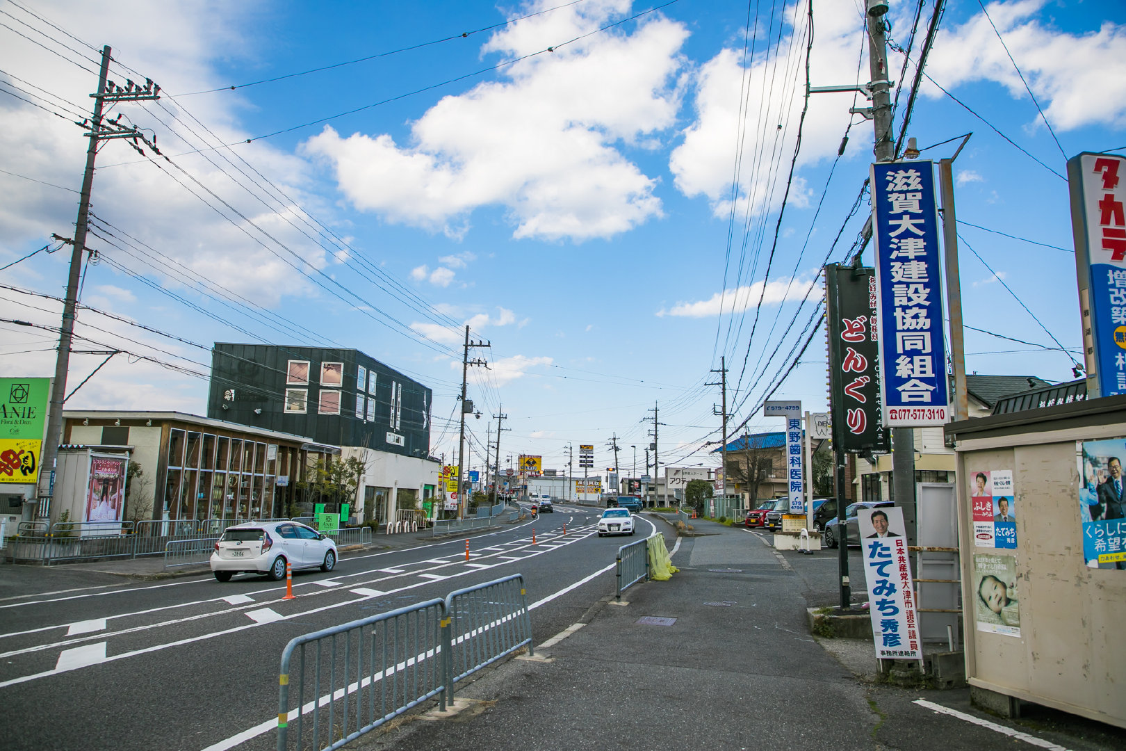 街道上稀稀拉拉的车来车往,离开大津市区,我们去大