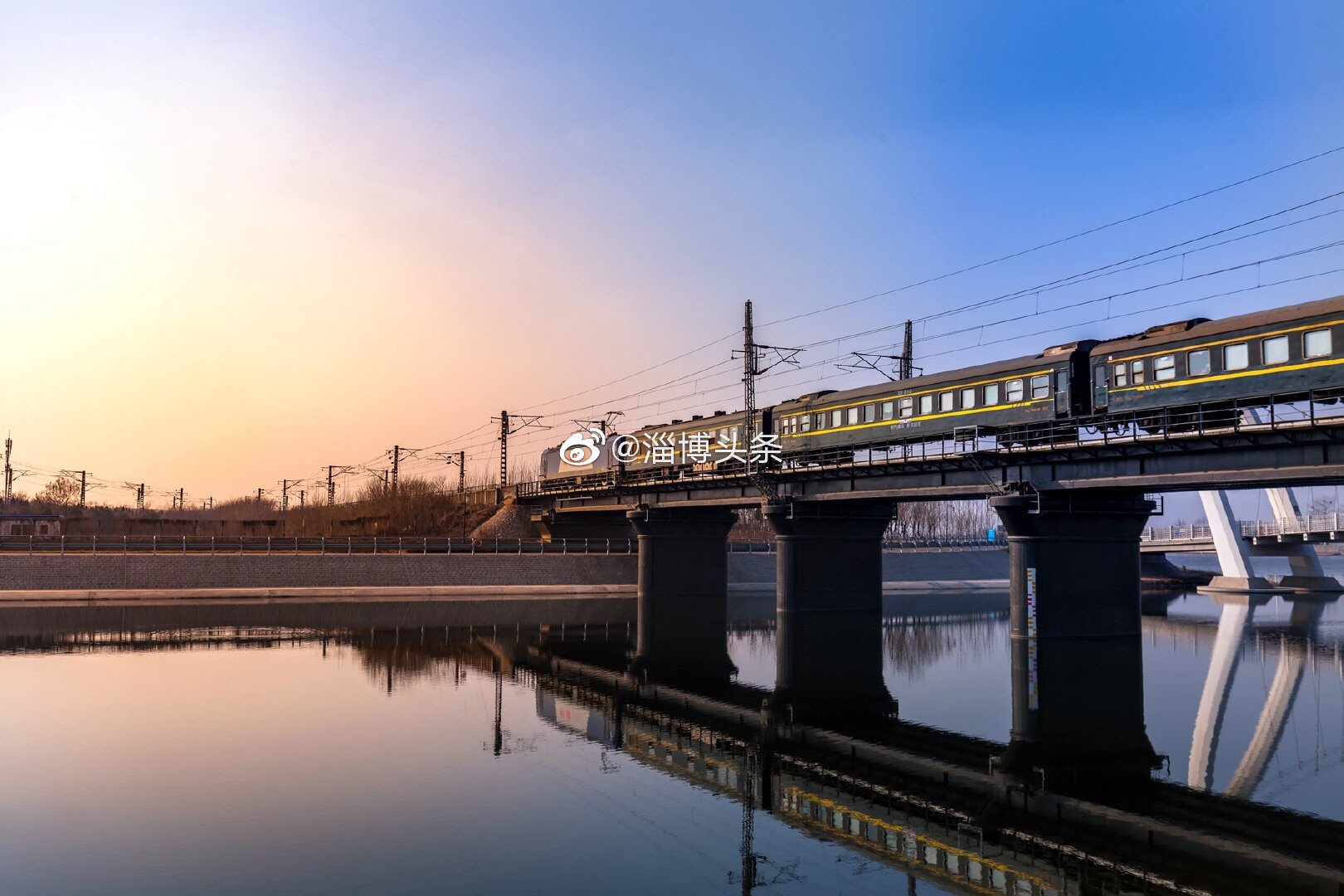 火车光影艺术,摄于胶济铁路淄博孝妇河湿地公园段 @济局淄段