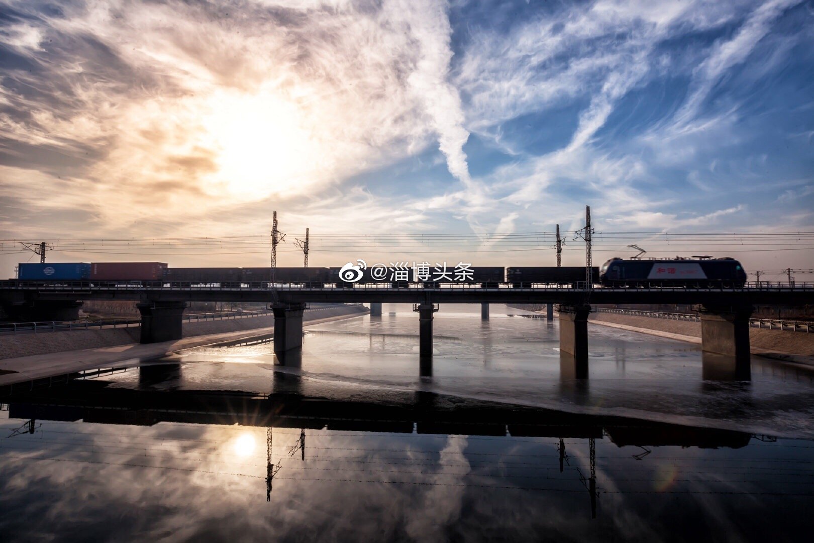 火车光影艺术,摄于胶济铁路淄博孝妇河湿地公园段 @济局淄段