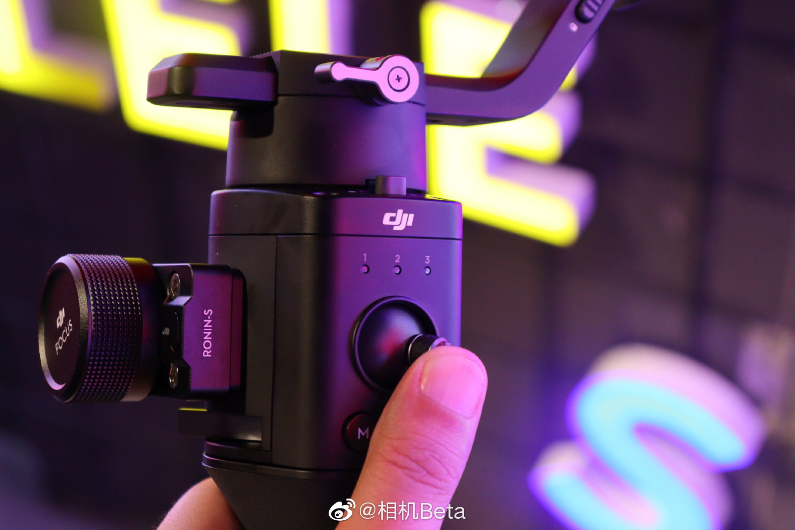 2299元,大疆如影 ronin-sc 单手持微单稳定器实物上手图