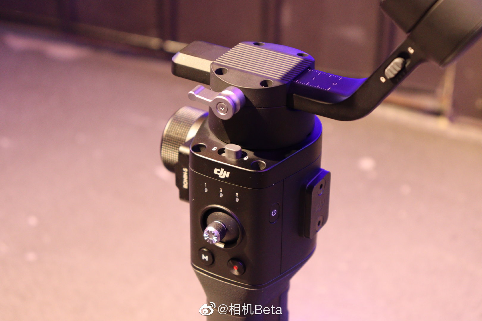 2299元,大疆如影 ronin-sc 单手持微单稳定器实物上手图