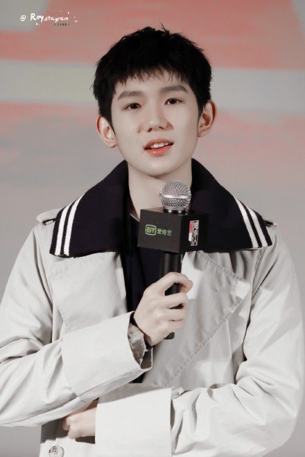 王源新发型萌萌哒,之前的头发扎眼睛所以就剪了短发,自己很满意