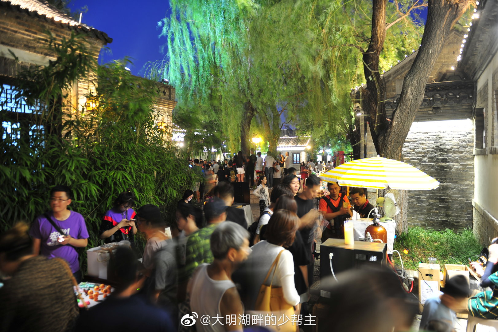 漫漫夏夜何处消暑大明湖畔百花洲的小南湖夜市每两周举行一次