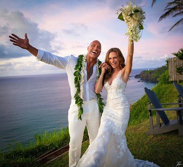 幸福美满!道恩·强森和女友劳伦·哈希安在夏威夷结婚啦