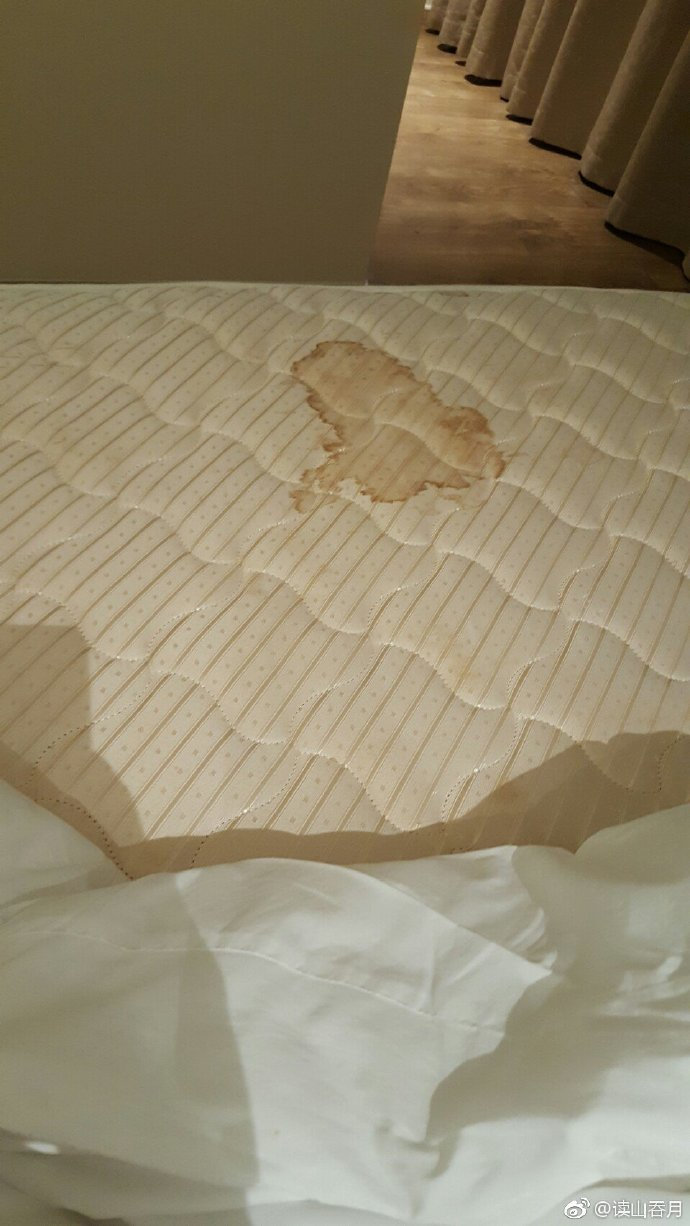 网友@读山吞月 投稿:对于照片上所发生的问题,酒店的解释是:1