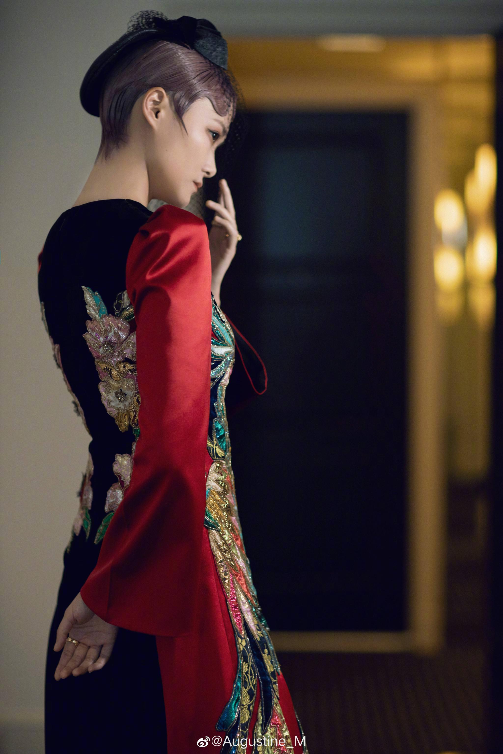 李宇春身穿gucci时装总监 特别设计孔雀刺绣长裙