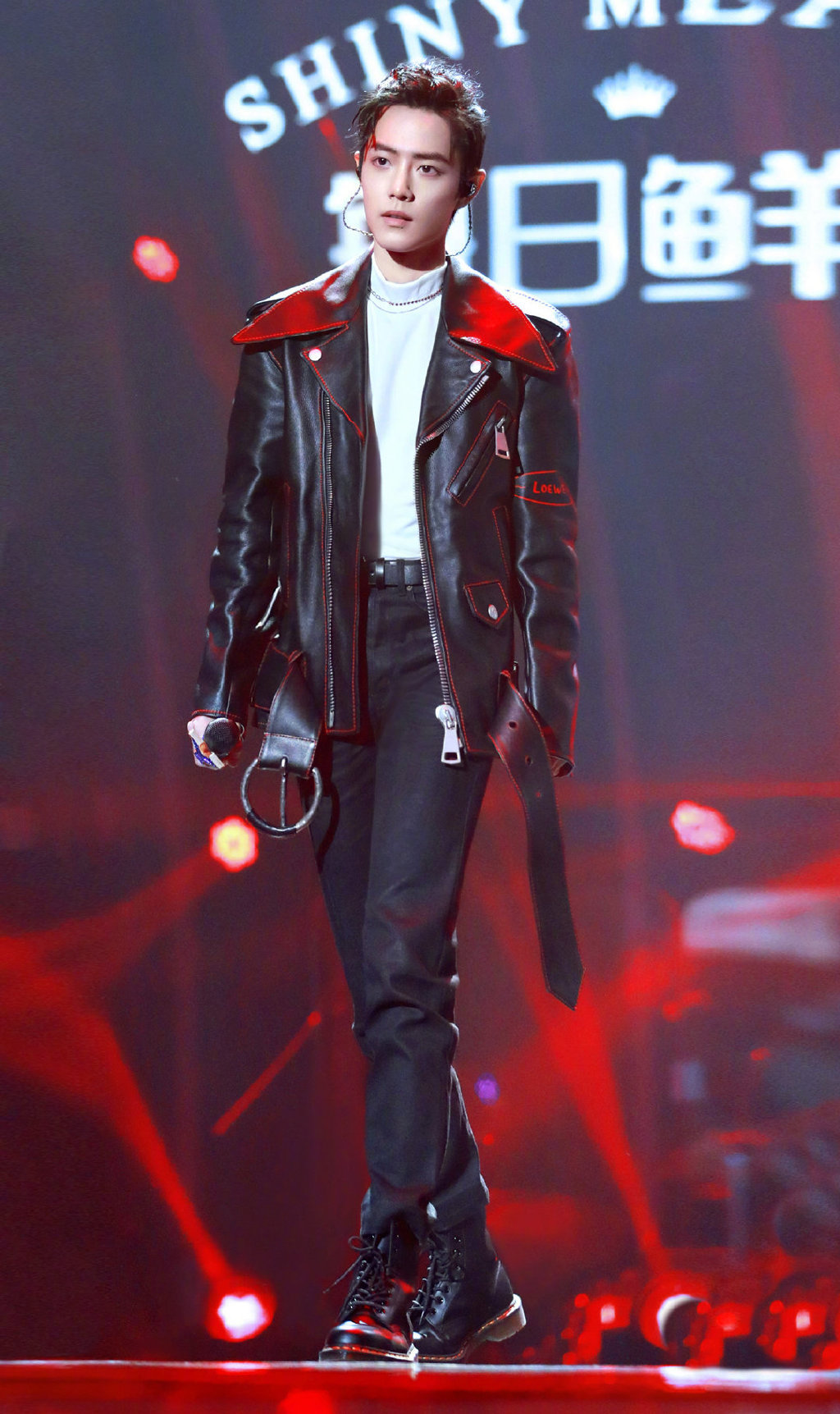 肖战身着loewe机车皮夹克搭配高马尾发型