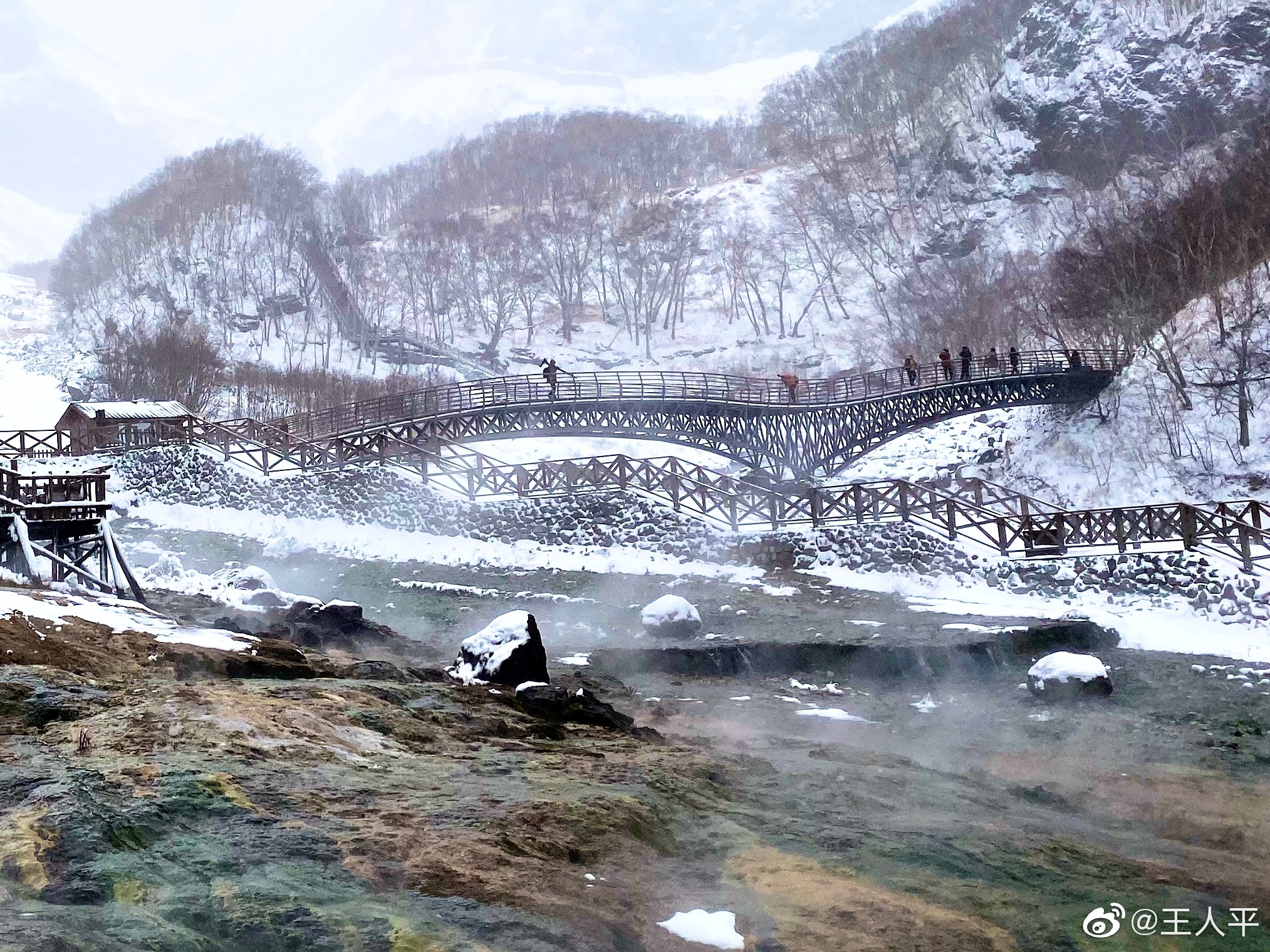 长白瀑布位于天池北侧,乘槎河尽头