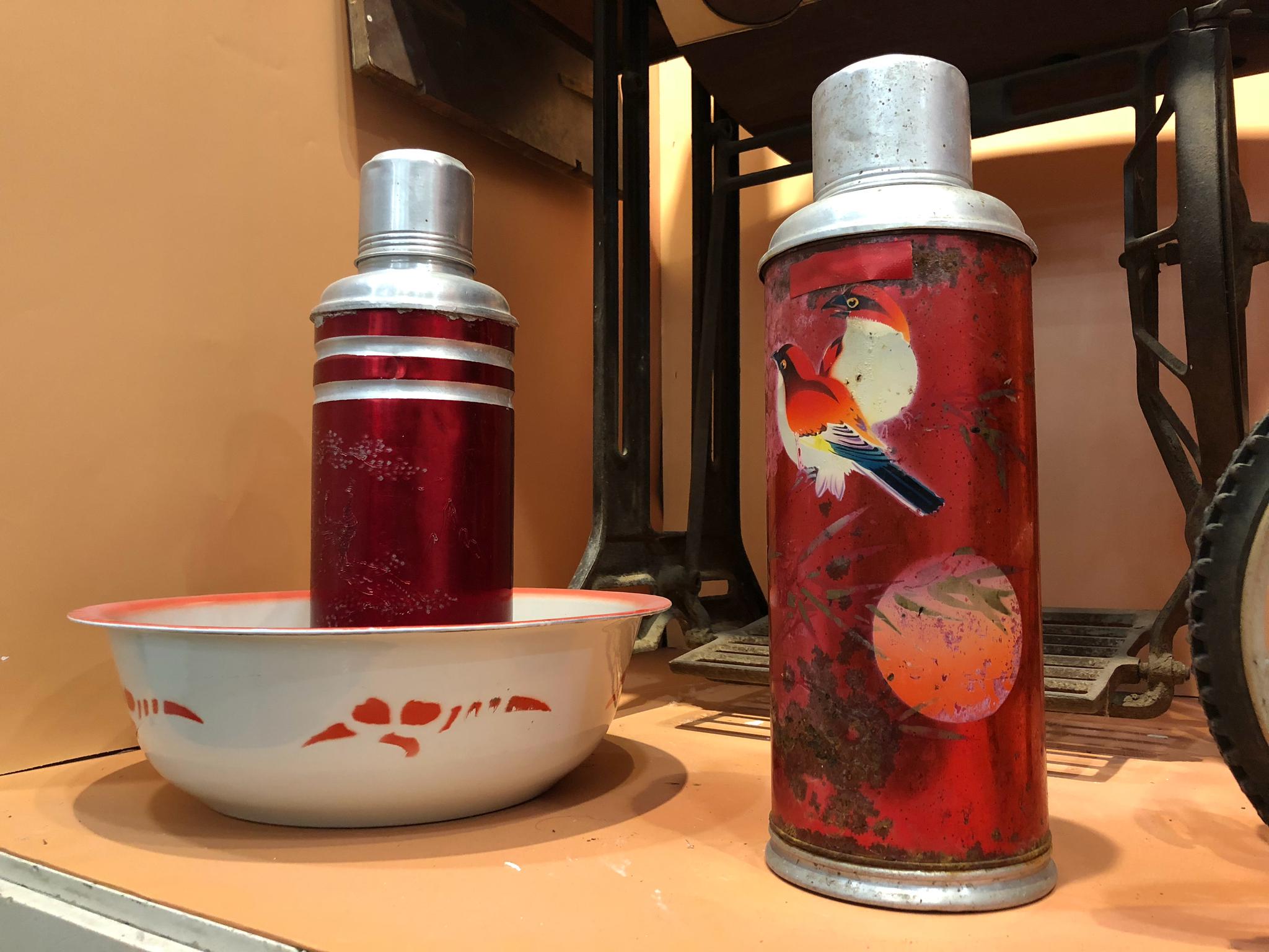 瓷盆铁皮暖水壶电风扇缝纫机这都是儿时回忆当时家里的陈设