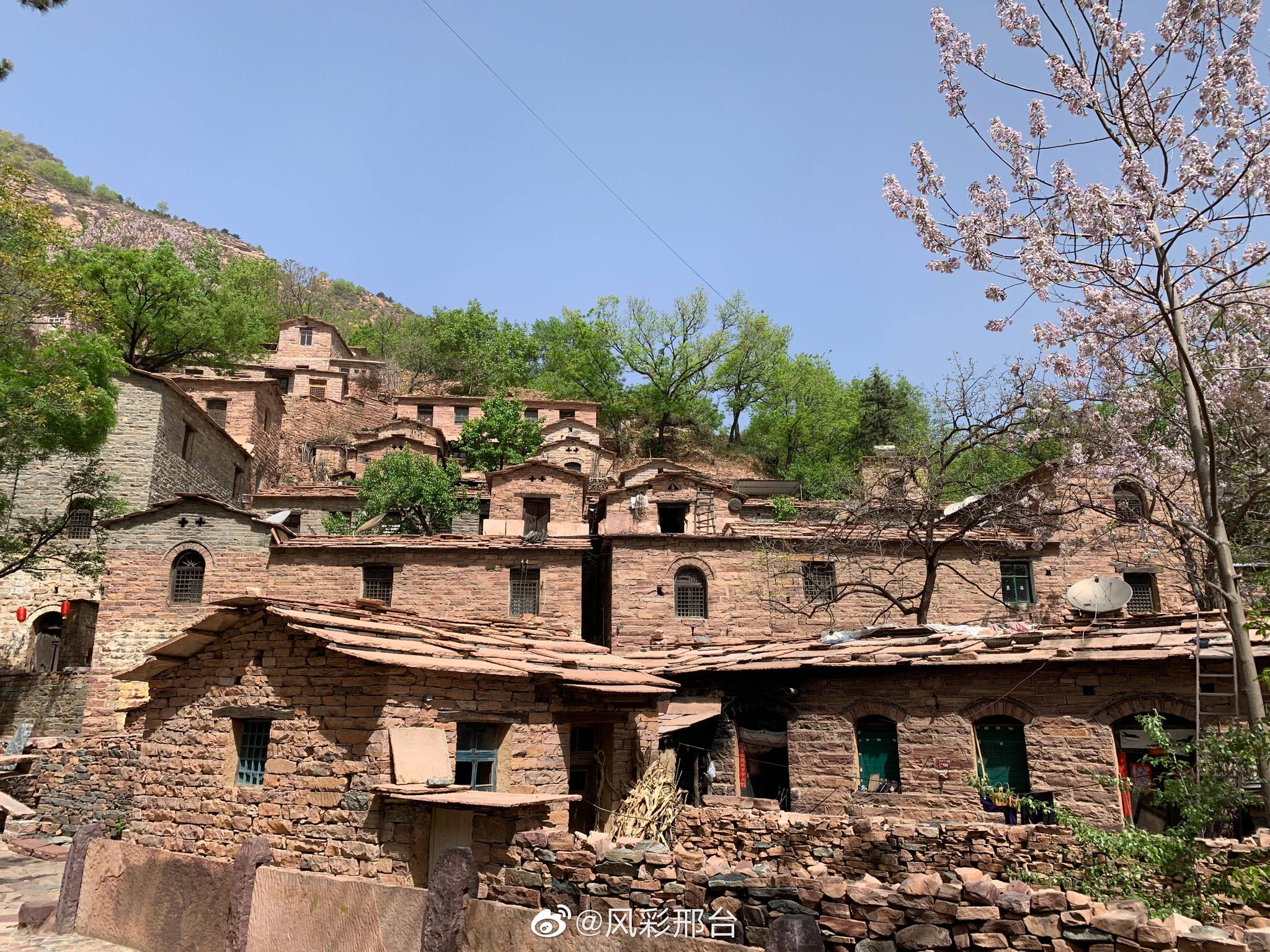 邢台县英谈村距今已有600余年历史,村内67处院落依山就势