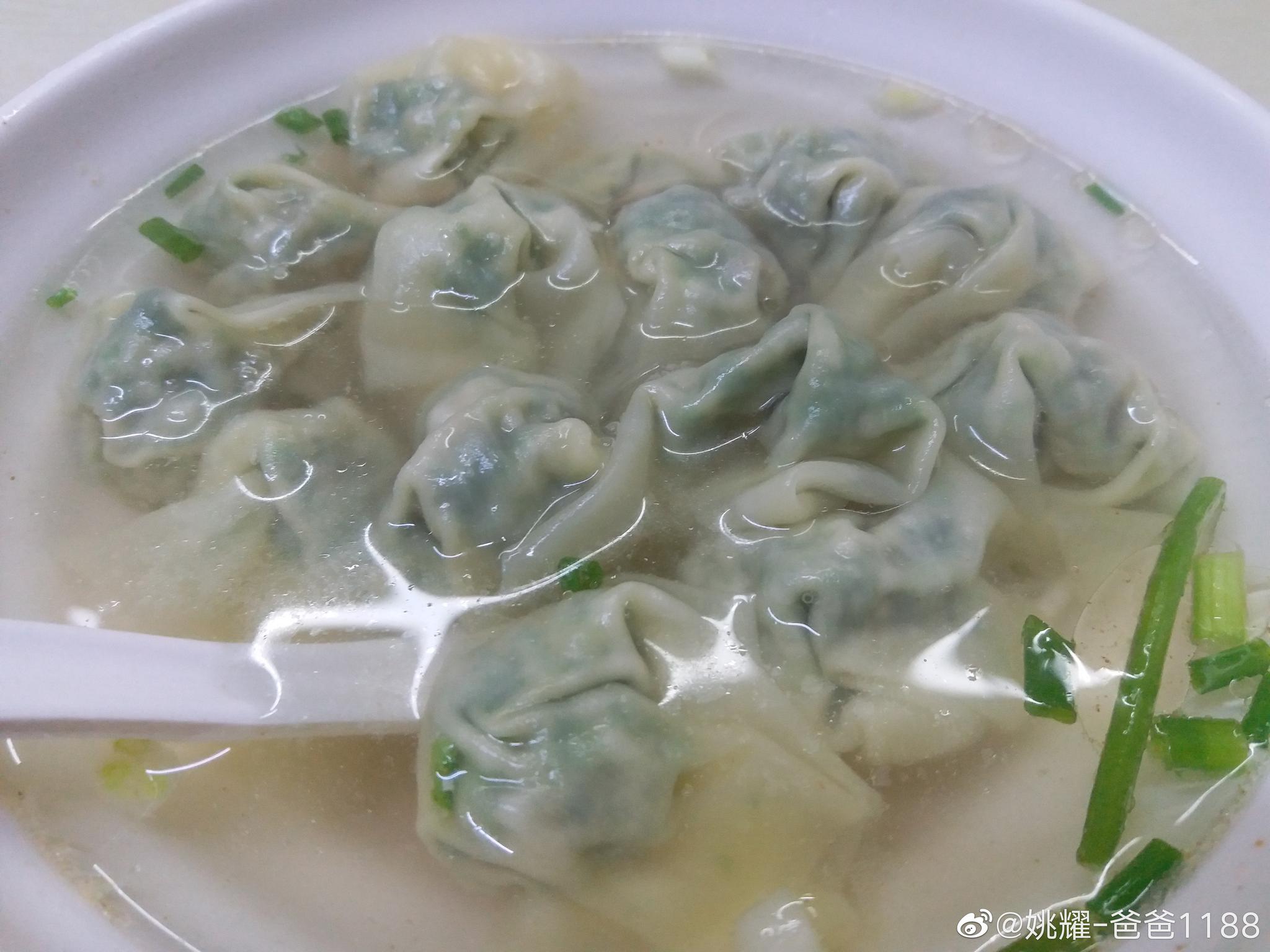 等烘大饼的小伙子上岗时,吃了一碗荠菜鲜肉小馄饨,7快.苍蝇馆子