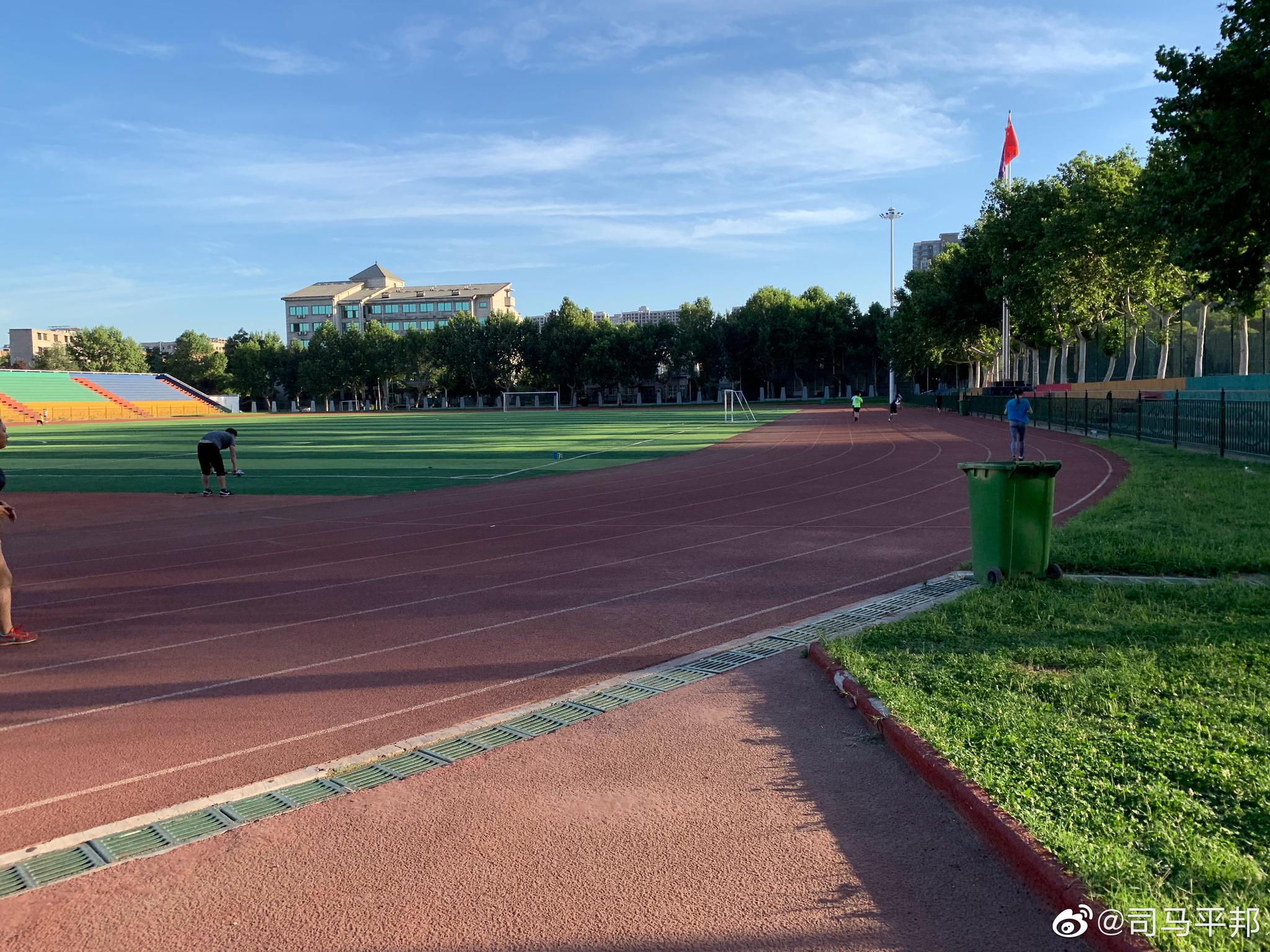 早晨的阳光,晨练的人们.已经有好多年没在大学校园晨练了