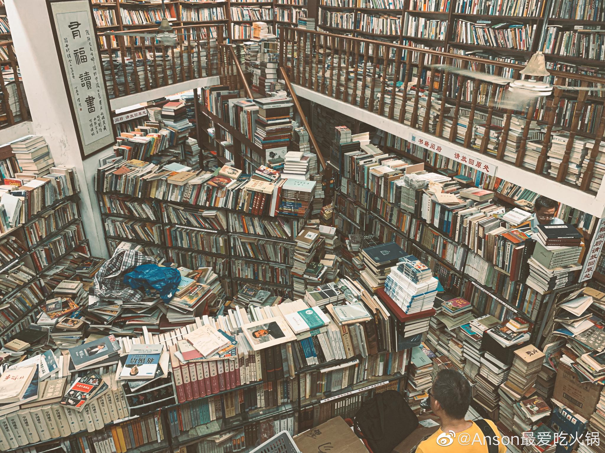 相较一些网红书店,这里狭小,陈旧,杂乱