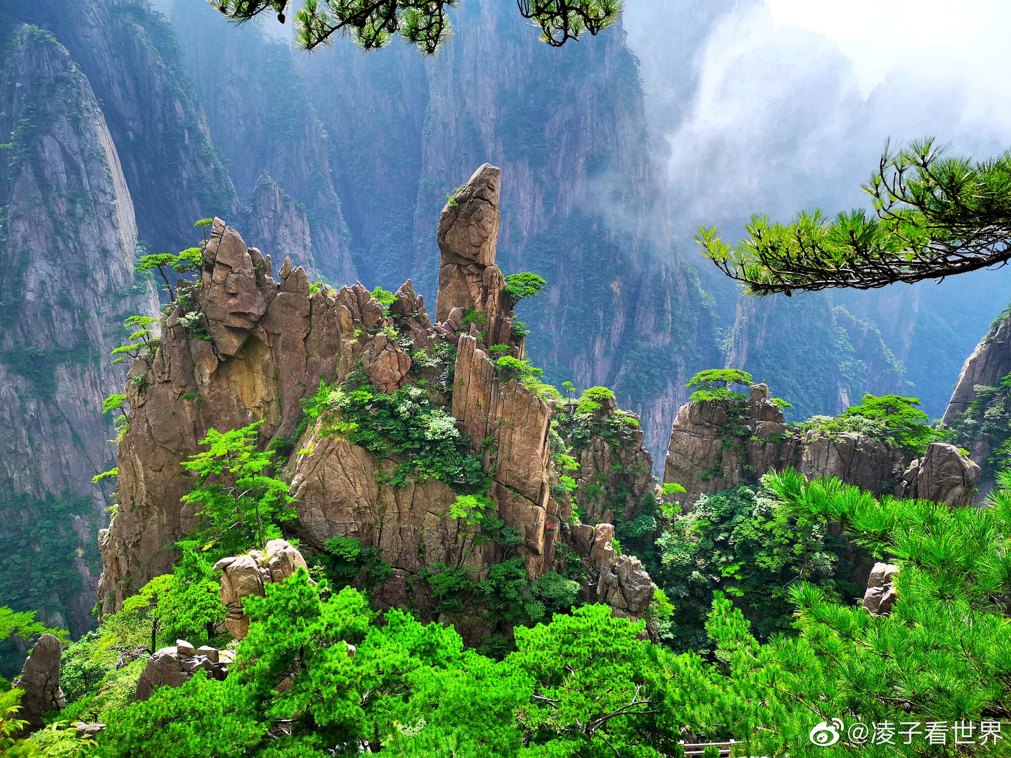 西海大峡谷因峡谷纵深悬崖耸立沟壑蔓延而深受游客和户外探险爱好