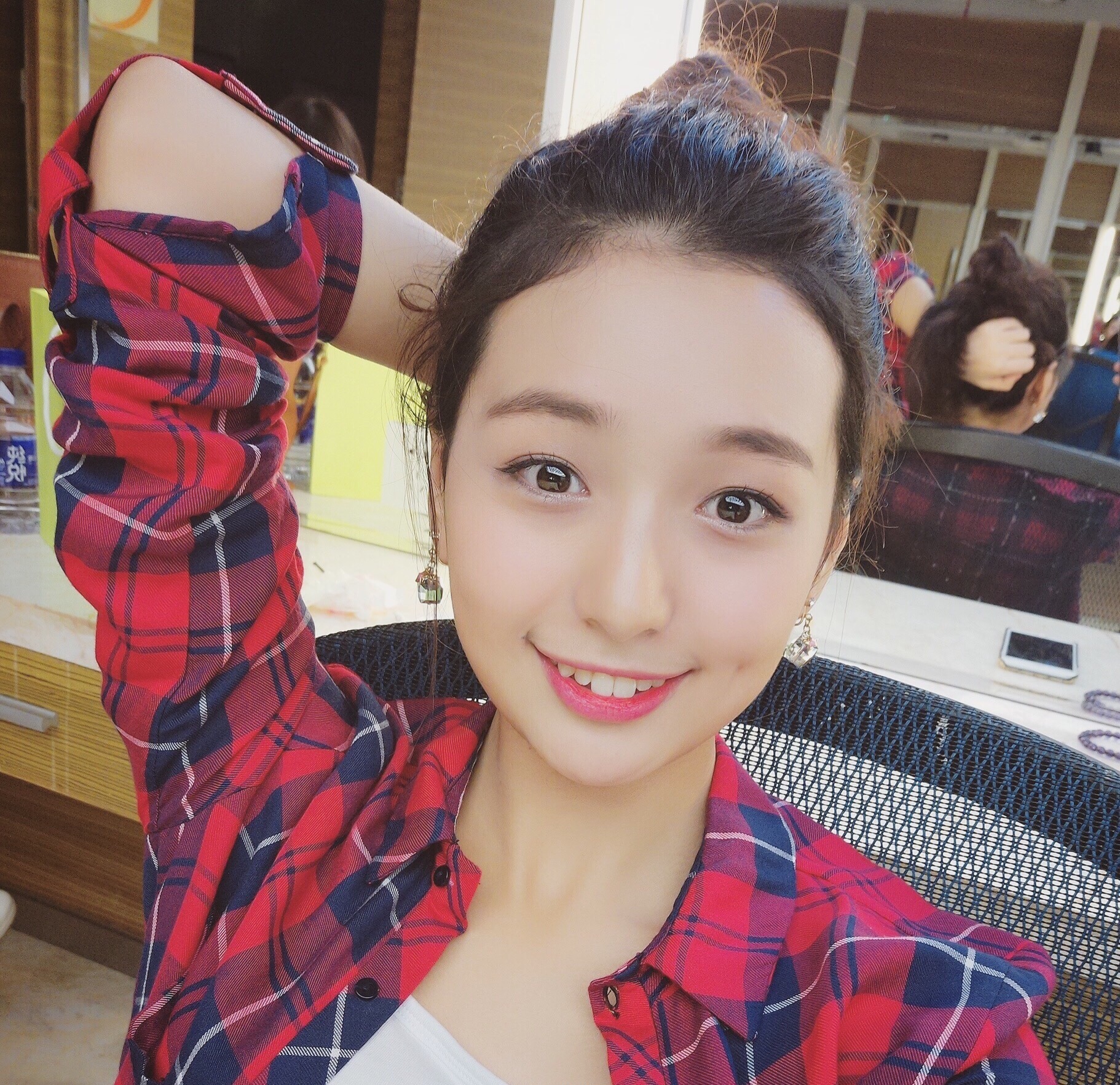 王玥婷 四川成都的藏族妹子 98年出生 舞蹈功底很棒哦 特别爱笑