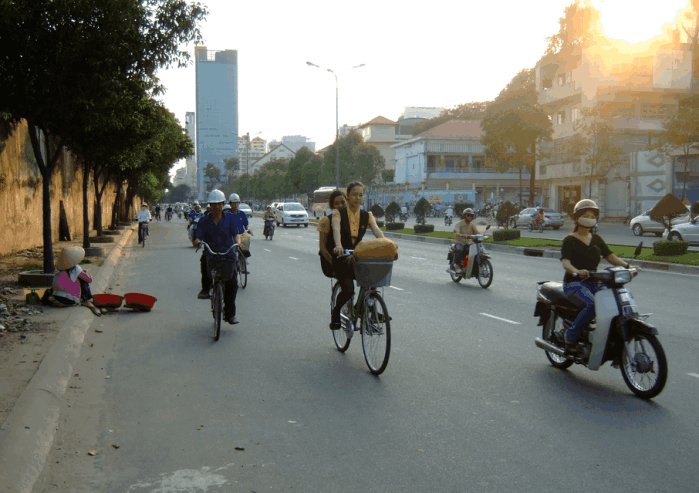 环游越南老街市,当地越南人在火车道两旁附近生活