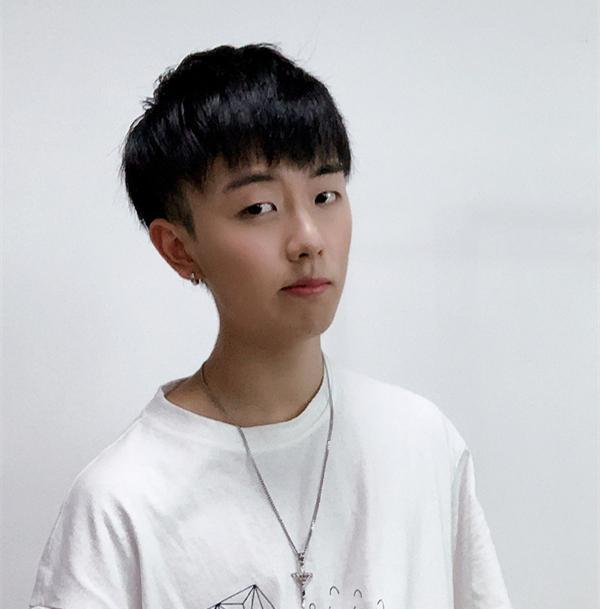 小抠脚走红毯秀说唱,主持人都被他的才华折服,喊话虎牙要留住他