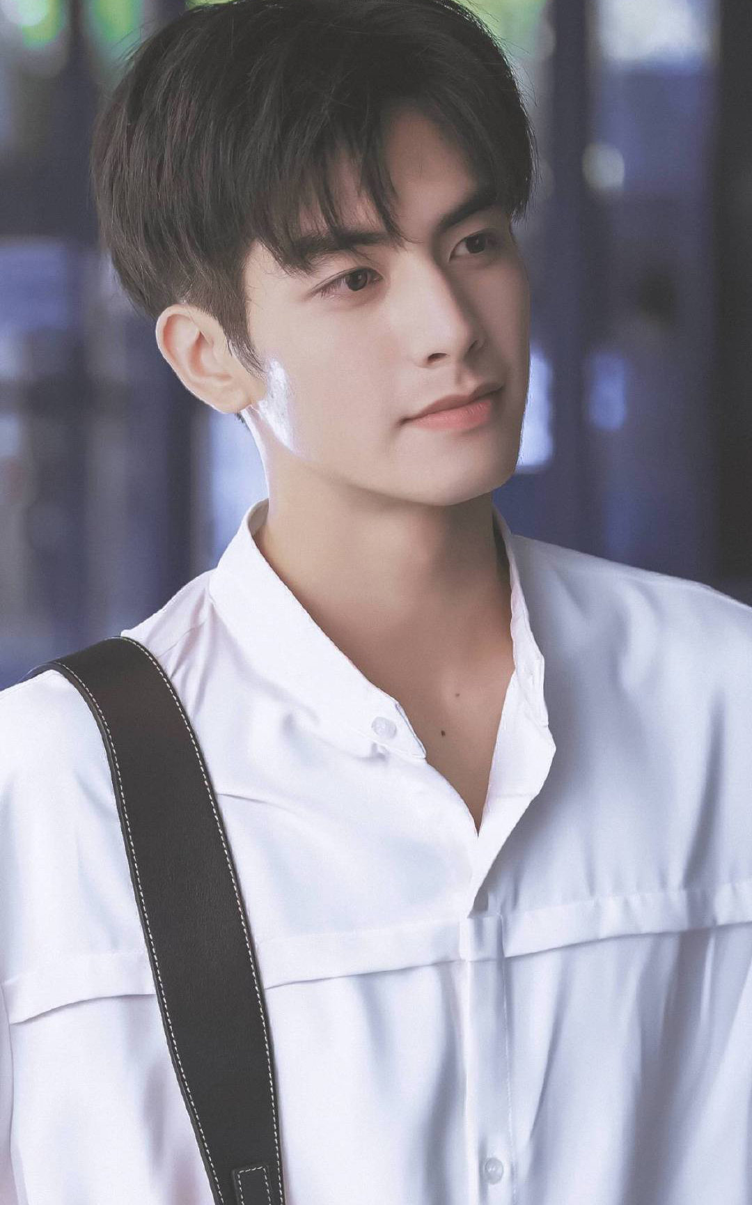 喜欢穿白衬衣好看的男孩子