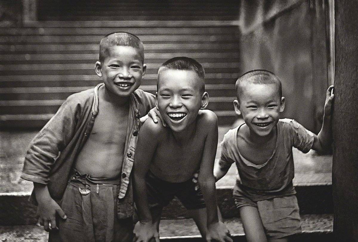 20世纪50年代和60年代的香港街头。摄影师何藩（Fan Ho，1933-2016）|何藩|摄影师|年代_新浪新闻