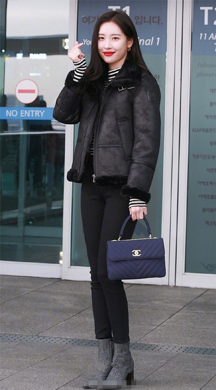 瞧见了木,李宣美的机场秀吸睛焦点还是在裤子上,看