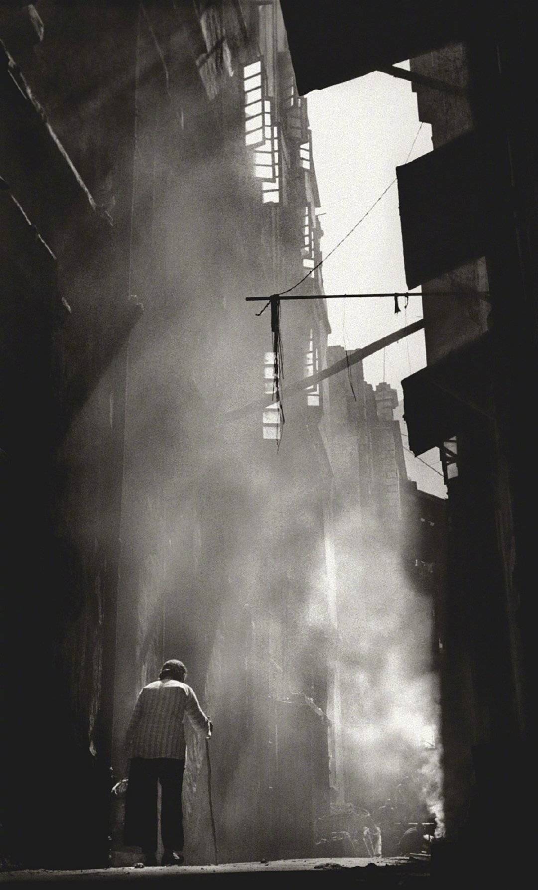 20世纪50年代和60年代的香港街头。摄影师何藩（Fan Ho，1933-2016）|何藩|摄影师|年代_新浪新闻