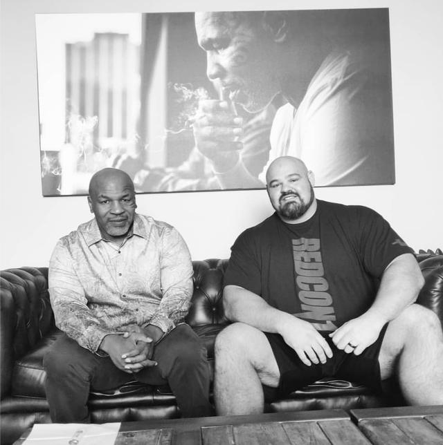 拳王泰森合影世界头号大力士,拳坛野兽瞬间变成小孩